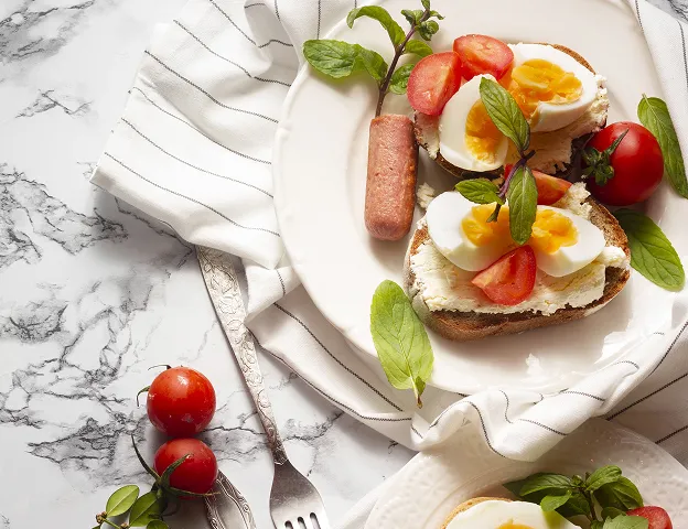 Petit-déjeuner sain : tartines aux œufs, tomates, saucisse et menthe sur marbre à Chénérailles dans la Creuse 23