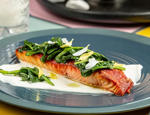 Saumon grillé sur lit de sauce crémeuse avec épinards et fleurs comestibles à Chénérailles dans la Creuse 23