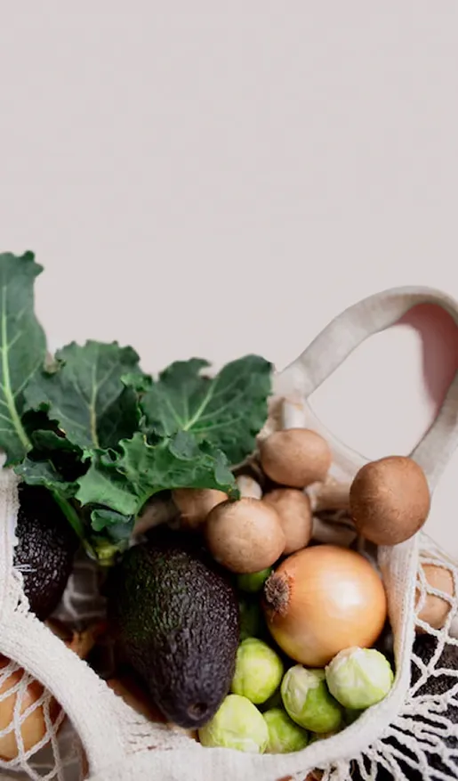 Sac réutilisable en filet rempli de légumes frais : chou frisé, avocats, champignons, oignons, choux de Bruxelles à Chénérailles dans la Creuse 23